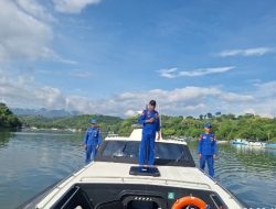 Kapal Polisi XXI-2014 Laksanakan Patroli Perairan dan Berikan Life Jacket kepada Nelayan di Teluk Saleh