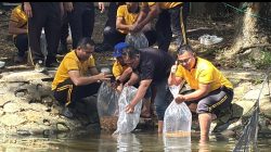 Ditpolairud Polda NTB Dukung Ketahanan Pangan melalui Tabur Benih Ikan di Kolam Loang Baloq