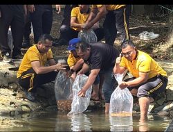 Ditpolairud Polda NTB Dukung Ketahanan Pangan melalui Tabur Benih Ikan di Kolam Loang Baloq