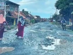 Jalan Nasional di Sumsel Rasa Kubangan: Lintas Tengah Sumatera Berubah Jadi Jalur Maut Penguji Nyawa