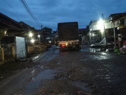 Janji Infrastruktur Dipertanyakan: Jalan Nasional Lintas Tengah Sumatera Kian Rusak, Warga Sanga Desa Sebut “Kubangan Kerbau” Ancam Nyawa dan Ekonomi