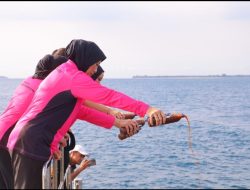 Jaga Ekosistem Gili, Bhayangkari NTB dan Lombok Utara Menutrisi Laut Dengan Eco-Enzim dari Sampah Organik