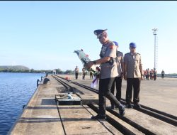 Wakapolda NTB Pimpin Upacara Tabur Bunga di Laut, Semangat Pengabdian Kian Dikuatkan