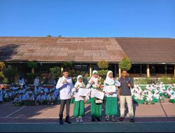 Kepala MI NWDI Sukamulia Beri Penghargaan kepada Siswa Berprestasi